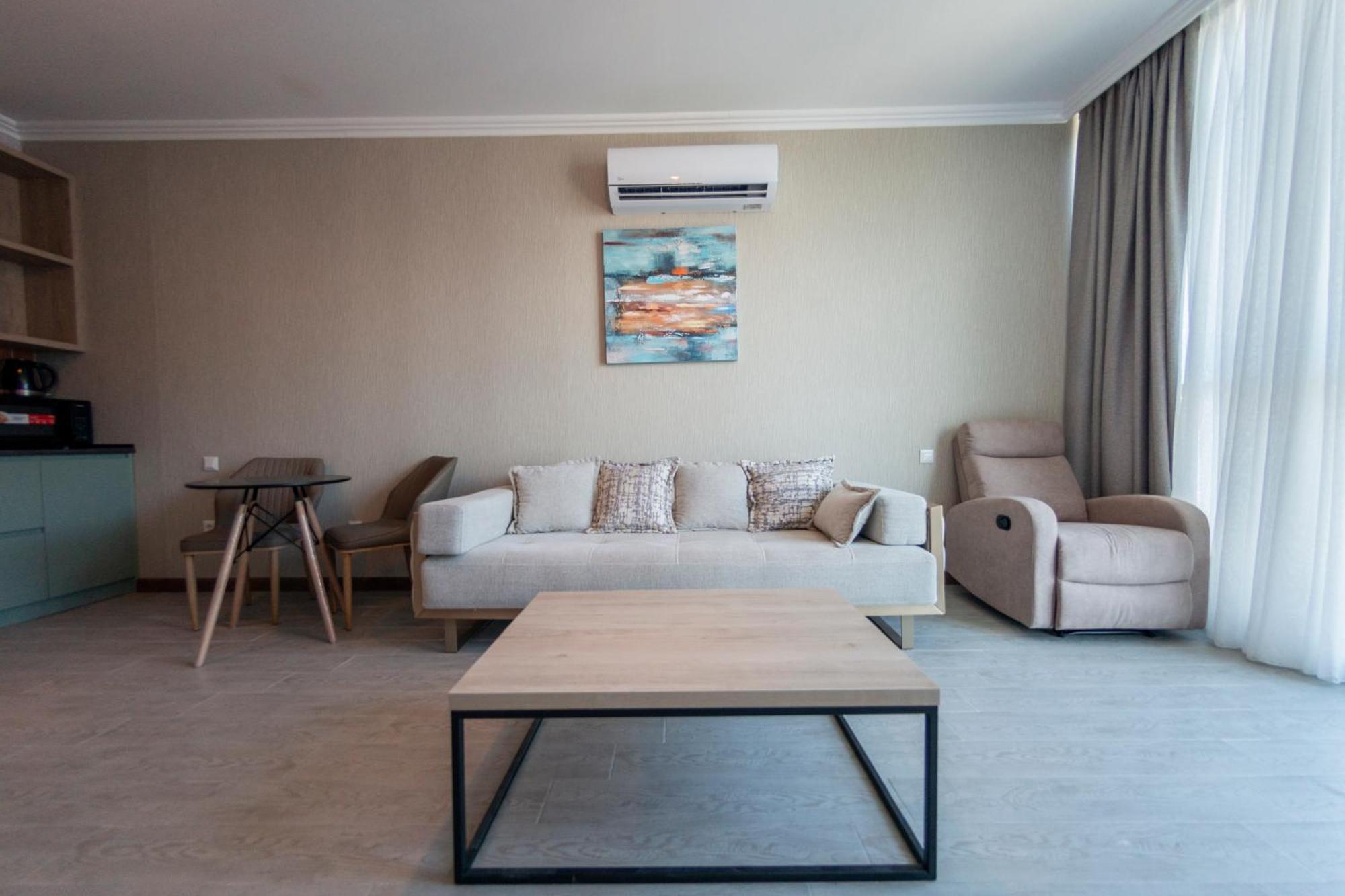 Season Suite Apart-Hotel Батумі Екстер'єр фото